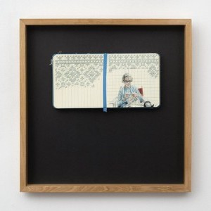 “Abuela tejiendo” Lápiz a color y bordado sobre libreta, 37,5x37,5cm.2022. US$380