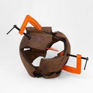 La inevitable condición de la historia (cerámica en restauración), Cerámica y prensas metálicas, 50 x 50 x 35 cm